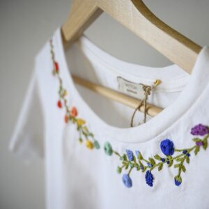 T-shirt Bianca Ricamo Floreale Fiori Colorati 2